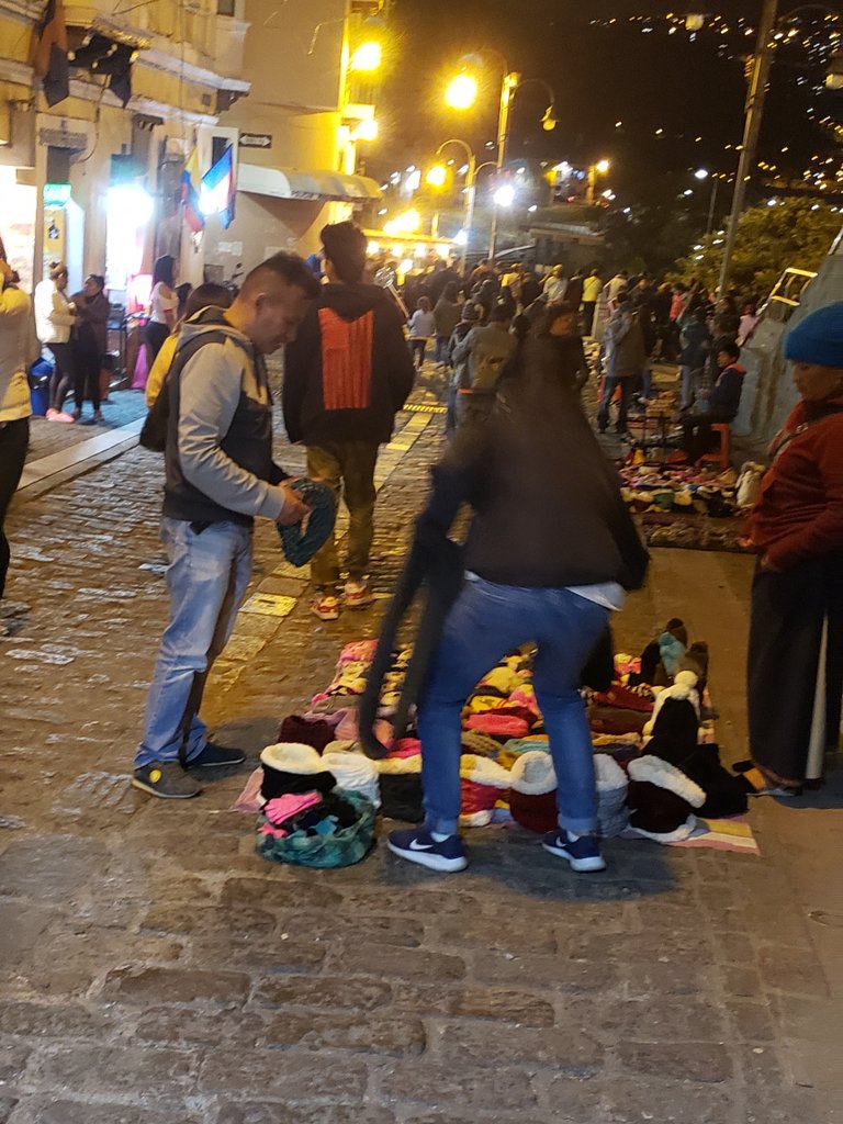 dariman's tweet photo. El sector turístico de #laRonda convertido en #QuitoMercado.
Ni un solo @amcquito.
Así hablan de atraer millones de turistas a #Quito?
#QuitoSinControl
#QuitoGrandeOtraVez @MunicipioQuito
@LoroHomero https://t.co/FUqo9olyk5