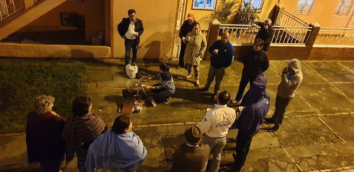 Fapuentess's tweet photo. #LaPoliticaEsHaciendo
Finalizamos recorrido en la cuadra de @Hector_Ochoa54 #MIRA86 con vecinos a quienes les llevamos buenas noticias sobre la problemática de los armarios de energía en su sector.
#LaFuerzaQueNosUne con la comunidad son los resultados que alcanzamos en equipo. https://t.co/IlX22vbzwi