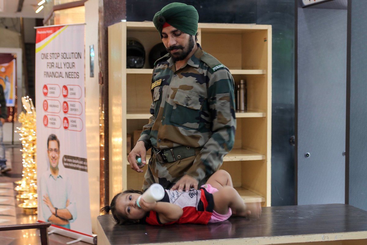 THMumbai's tweet image. #WeekinFocus August 15. Photo by 
@SapkalSupreet An army person comforts his child while his family attends the programme organised by the Shanmukhananda Sabha to felicitate war widows and martyrs' families on #IndependenceDay.