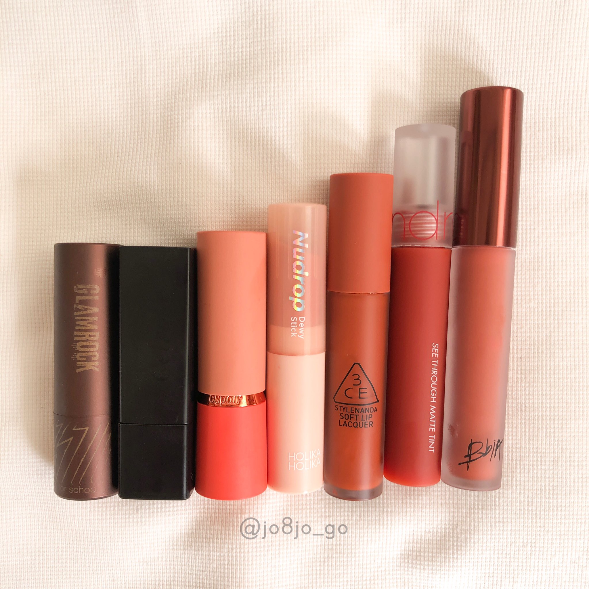 Twitter 上的 使用人b子 何もない休日なので 手持ちの韓国コスメでオレンジブラウンだと思ってるマット セミマットのリップを比較してみた 秋に向けてイエベ秋の民にオススメのやつ 一応celvoke の09が比較対象 Espoirが圧倒的にオレンジで 他のは結構