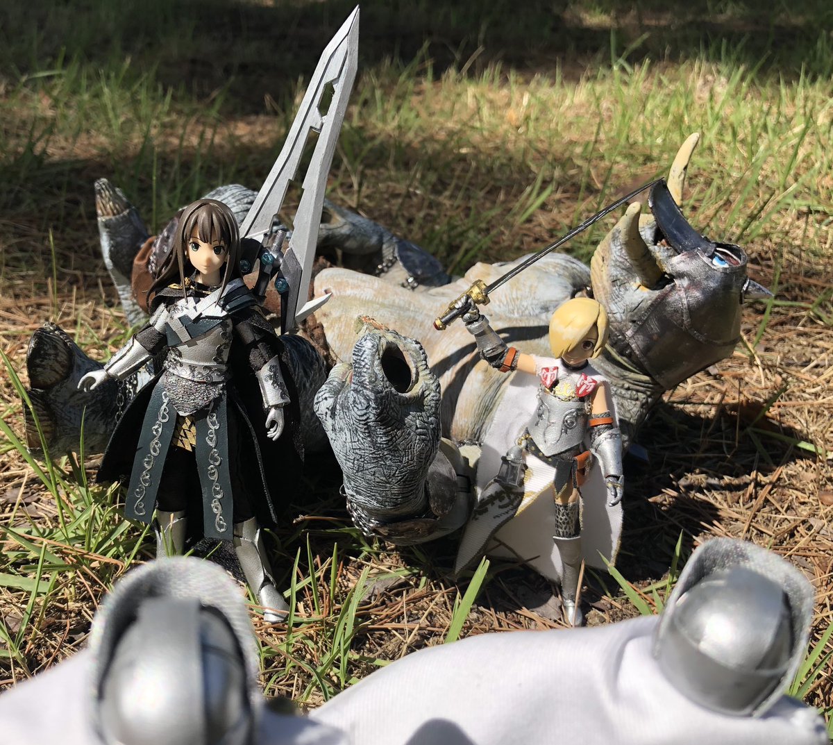 Sickboy オブ ザ デッド ロードオブザリング のトロール を改造してドラゴンズドグマのアーマーサイクロプスを作成 割と似たかも 足の裏に電池を入れる場所があったので入れたら 腕を動かすと大音量で叫ぶ 日本の玩具では考えられない大音量