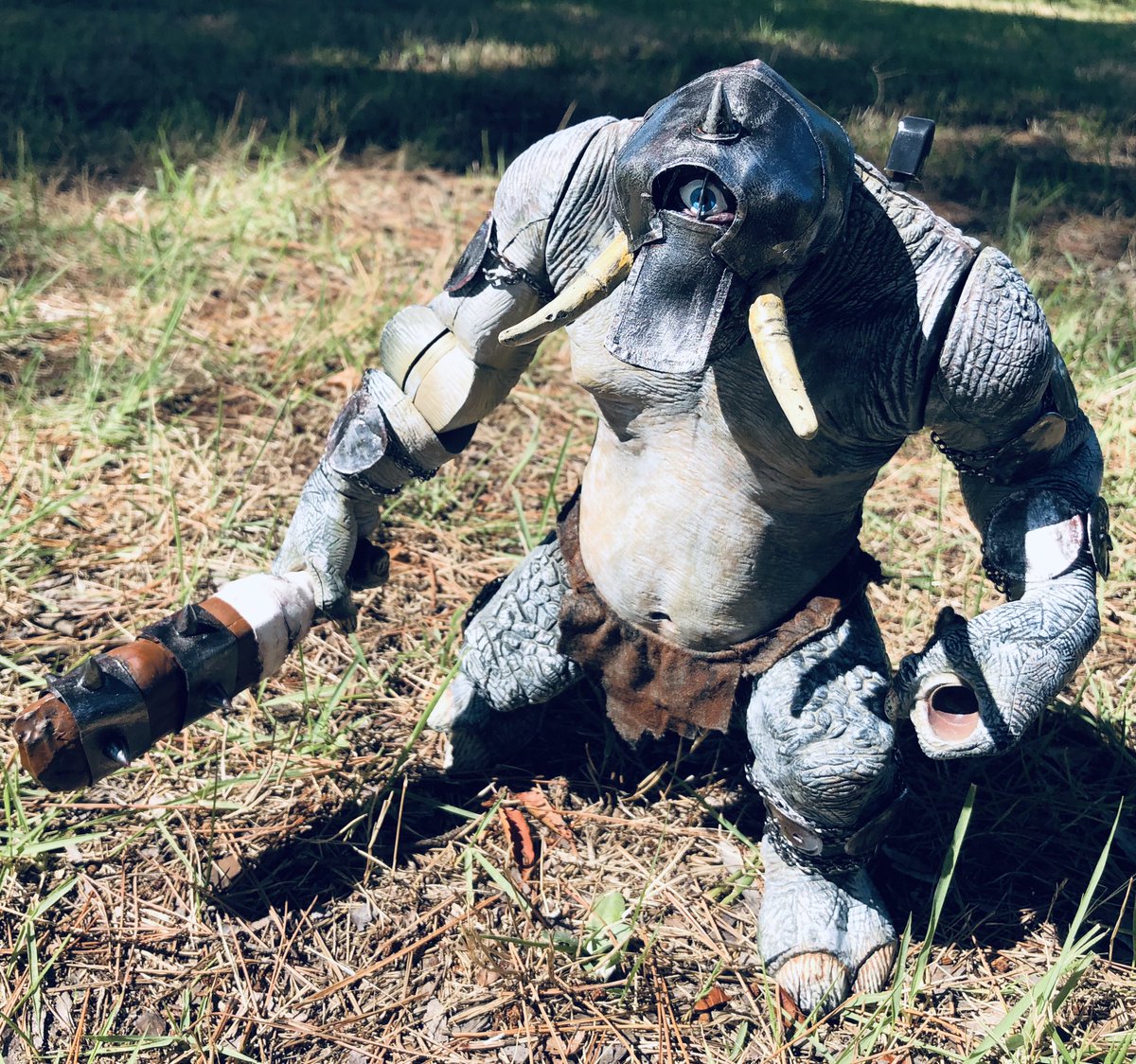 Sickboy オブ ザ デッド Sur Twitter ロードオブザリング のトロール を改造してドラゴンズドグマのアーマーサイクロプスを作成 割と似たかも 足の裏に電池を入れる場所があったので入れたら 腕を動かすと大音量で叫ぶ 日本の玩具では考えられない大音量