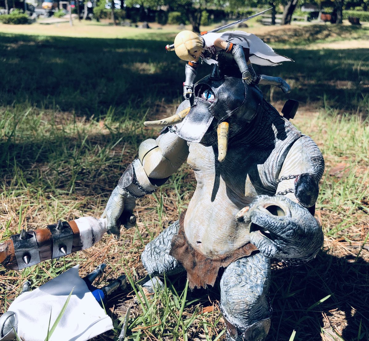 Sickboy オブ ザ デッド Sur Twitter ロードオブザリング のトロール を改造してドラゴンズドグマのアーマーサイクロプスを作成 割と似たかも 足の裏に電池を入れる場所があったので入れたら 腕を動かすと大音量で叫ぶ 日本の玩具では考えられない大音量