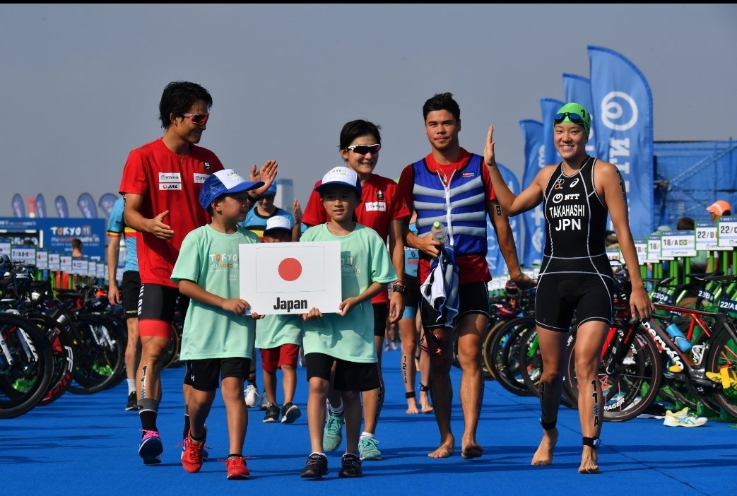 Triathlon_Japan's tweet photo. 【ITU世界ミックスリレートライアスロンシリーズ(2019/東京)】
約40名のキッズトライアスリートが参加22か国のフラッグを持って各国チームをスタート地点までエスコートしました👫👬👭
#井出樹里 #古谷純平 @yuko_takahashi8 #ニナーケンジ
#TriMixedRelay #TriathlonTestEvent https://t.co/POjqqcr7c1