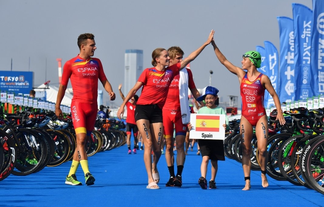 Triathlon_Japan's tweet photo. 【ITU世界ミックスリレートライアスロンシリーズ(2019/東京)】
約40名のキッズトライアスリートが参加22か国のフラッグを持って各国チームをスタート地点までエスコートしました👫👬👭
#井出樹里 #古谷純平 @yuko_takahashi8 #ニナーケンジ
#TriMixedRelay #TriathlonTestEvent https://t.co/POjqqcr7c1