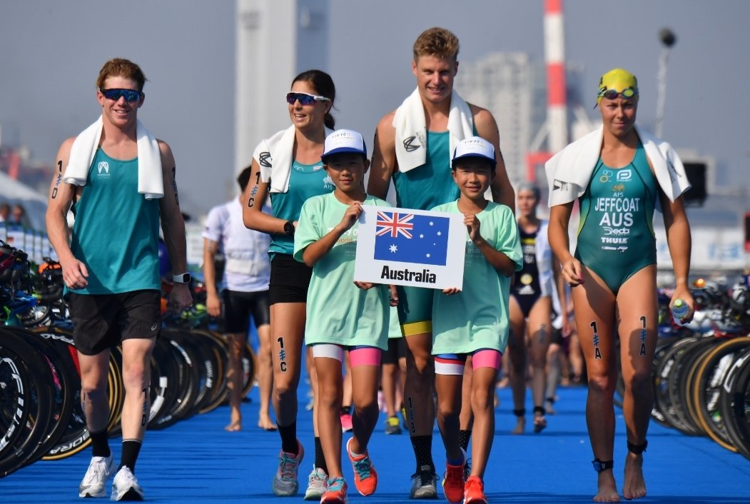 Triathlon_Japan's tweet photo. 【ITU世界ミックスリレートライアスロンシリーズ(2019/東京)】
約40名のキッズトライアスリートが参加22か国のフラッグを持って各国チームをスタート地点までエスコートしました👫👬👭
#井出樹里 #古谷純平 @yuko_takahashi8 #ニナーケンジ
#TriMixedRelay #TriathlonTestEvent https://t.co/POjqqcr7c1