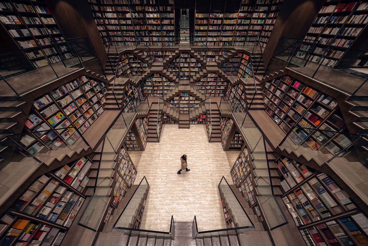 mferres's tweet photo. A la Xina han obert la llibreria més espectacular del món. Una estructura que convida a la immersió en el món dels llibres. Amb sales de lectura i espais d'oci perquè qui vulgui pugui passar-hi hores amb gent amb qui comparteix interessos. https://t.co/sfedjQg8ks