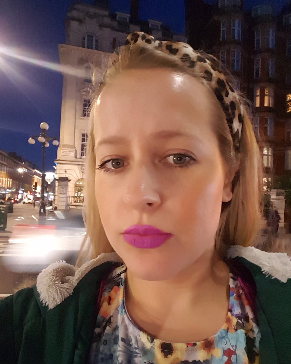hollyemmett2's tweet photo. #latenights #streetlights #city #watchingtheworldgoby #brightlips💋 #colourfultimes #selfie #london #uk #england #actor #actorslife #acting https://t.co/gcsWmhLwVO