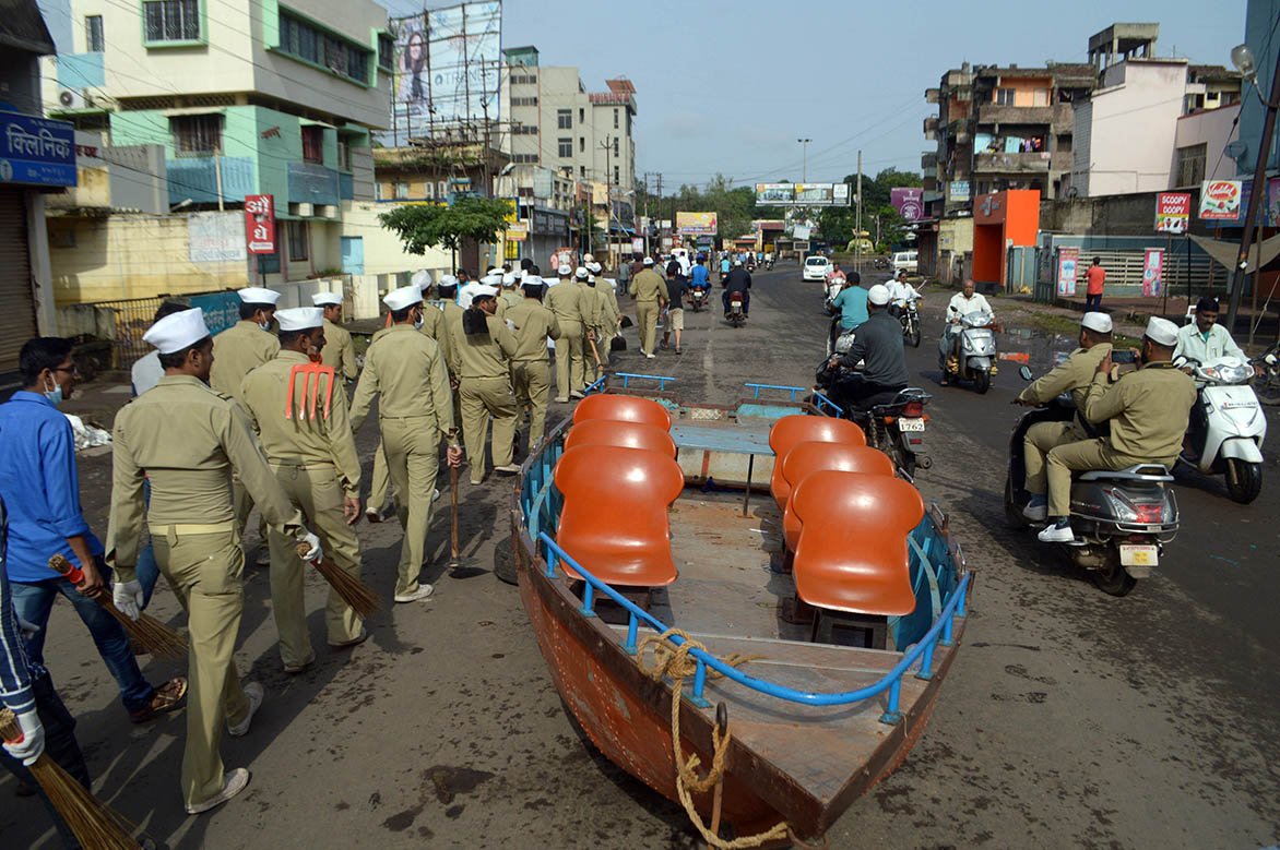 THMumbai's tweet image. #WeekinFocus August 12. Photo by @jigneshmistry98
A rescue boat lies idle in middle of once flooded street at the heart of #Sangli city as volunteers of social organisation 
gears up for cleaning process to help city residents.