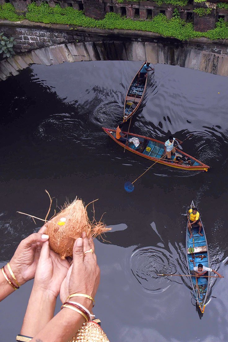 THMumbai's tweet image. #WeekinFocus August 14. Photo by @vibhavbirwatkar
The locals from Koliwada community in #Thane's #KalwaCreek offer coconuts to the sea to seek protection while sailing as a tradition of Narali Poornima.