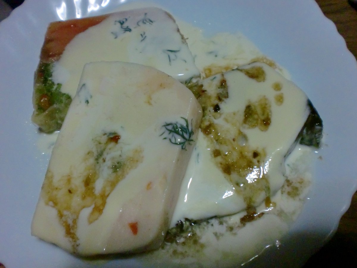 cheer_up0059's tweet image. テリーヌ３種類。あと適当にコールドミートとしてハムとかソーセージ。
テリーヌの材料は、スモークサーモン・ブロッコリー・ピスタチオ・アボカド・えび・鱈・葱・カリフラワー・人参などのさっぱりサラダ系テリーヌに2種類のソース。 #Wurst  #Schinken  #Glosbe #Käfer