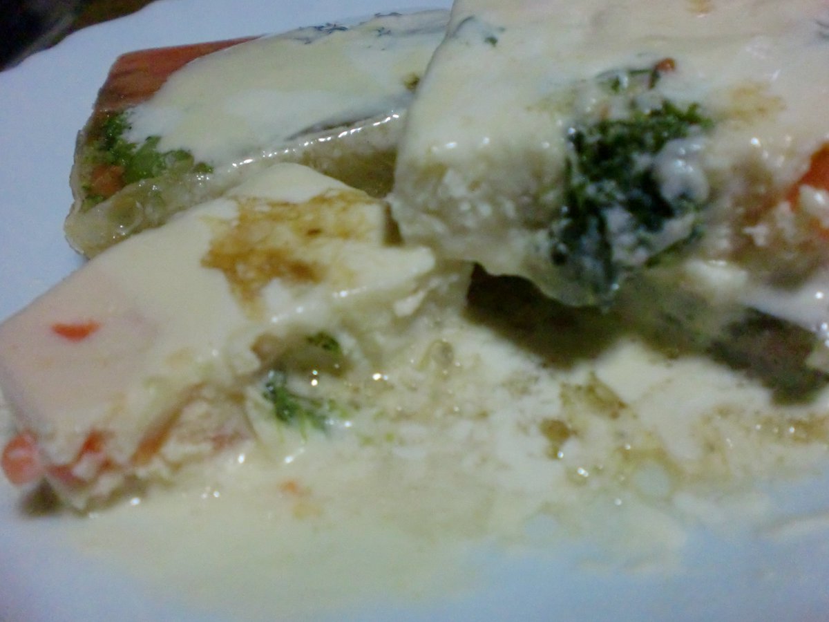 cheer_up0059's tweet image. テリーヌ３種類。あと適当にコールドミートとしてハムとかソーセージ。
テリーヌの材料は、スモークサーモン・ブロッコリー・ピスタチオ・アボカド・えび・鱈・葱・カリフラワー・人参などのさっぱりサラダ系テリーヌに2種類のソース。 #Wurst  #Schinken  #Glosbe #Käfer