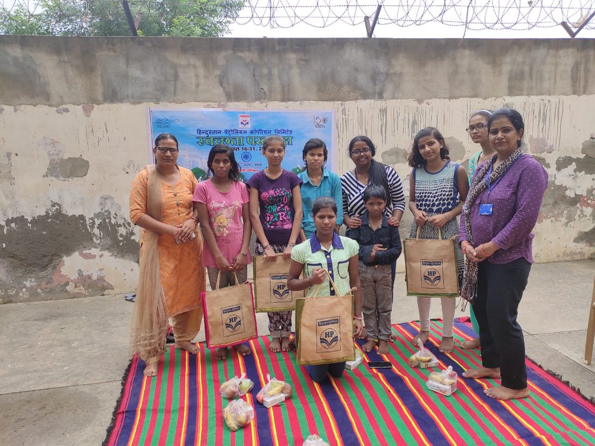 HpclNz's tweet photo. To educate children on cleanliness...Sanitation kits and fruits distribution to Girls at Bal Bhavan orphanage in Delhi by Delhi Terminal
#SwachhBharat #CleanIndia 
@Rg03Goel @HPCL @subodhbatra10 @PetroleumMin https://t.co/tFUWxxjzhP