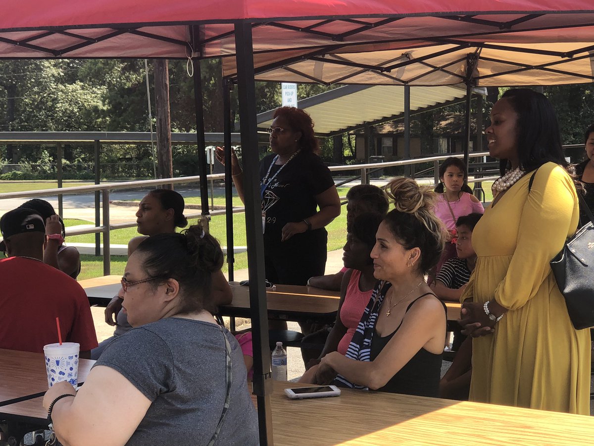 WatsonLRSD's tweet photo. Thank you Little Rock Black Police Association for hosting our Back to School Bash! @dlsmith1221 @ErickaMcCarroll #PowerofUS #WatsonWorkingasONE https://t.co/OkPBDEVEb8
