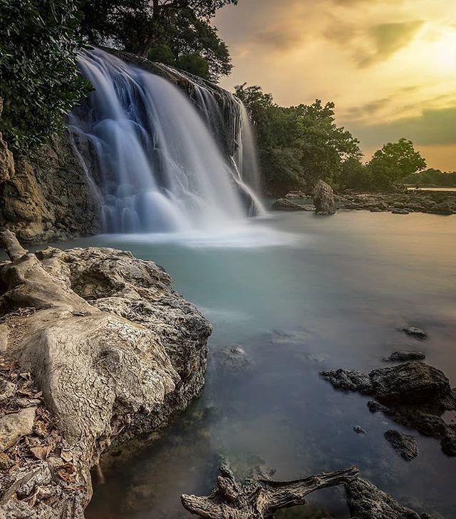 anggra1182's tweet photo. A view straight out of a painting–except it's real, and were located in Madura: Toroan Waterfall. Thank you @gustaff_photoprojects for the impressive shot!
.
#wonderfulindonesia
#indtravel
#indonesiatourism
#visitindonesia
#genwi
#genwiSG2019
#batam
#bin… https://t.co/r3lYjzQXZ0 https://t.co/hjmEzQExdV