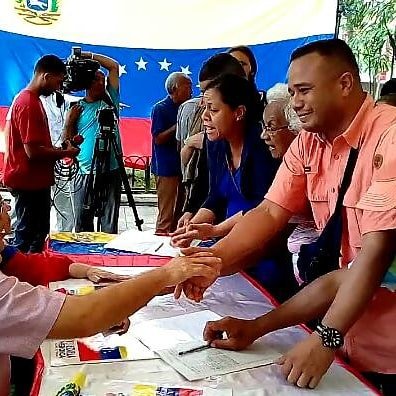 BlasCarrillo3's tweet photo. #NoMasTrump 
Hoy nos reunimos en la plaza Bolívar de Caracas, para acompañar a nuestro hermano Elías Jaua y ratificar nuestro compromiso patriota en contra de la injerencia norteamericana. Venezuela juro hace más de 200 años ser libre, independiente y soberana https://t.co/VkakEJ9rZj