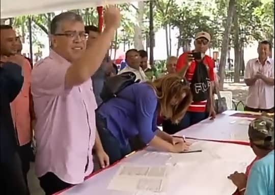BlasCarrillo3's tweet photo. #NoMasTrump 
Hoy nos reunimos en la plaza Bolívar de Caracas, para acompañar a nuestro hermano Elías Jaua y ratificar nuestro compromiso patriota en contra de la injerencia norteamericana. Venezuela juro hace más de 200 años ser libre, independiente y soberana https://t.co/VkakEJ9rZj