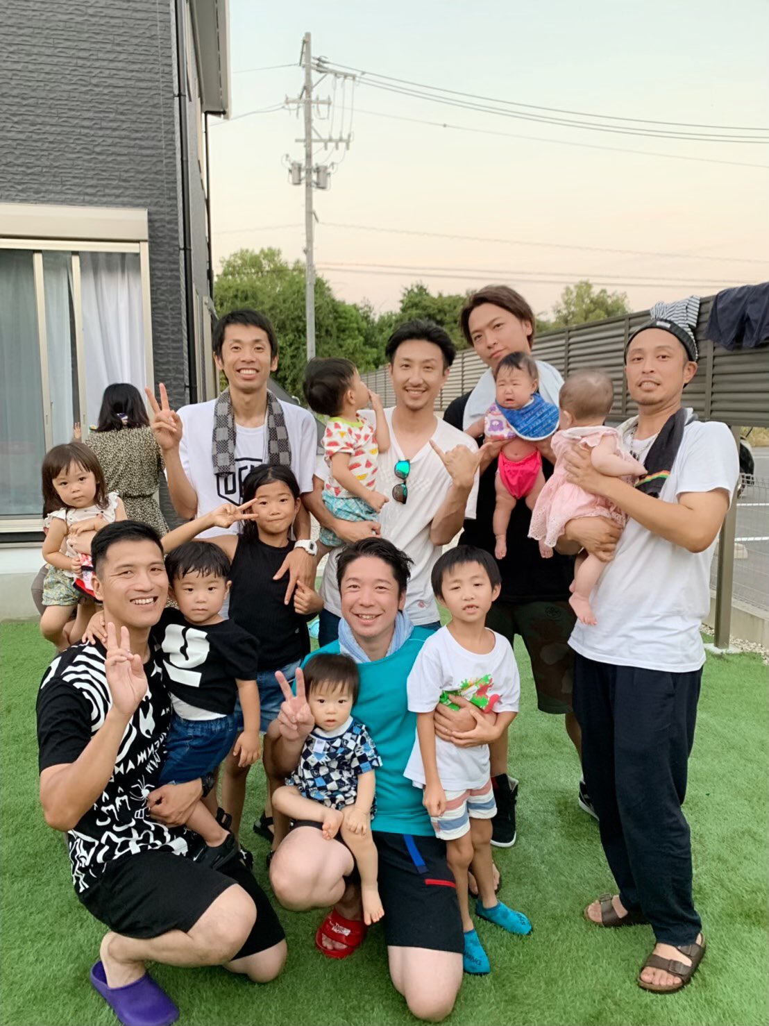 Ko Dai ソナーポケット 高校時代のバスケ部の集まりに行って来た 俺以外 みんな結婚して嫁さんと子供いてさ 青春時代を共にした仲間が 気づけばお父さんになってて なんだか嬉しかったな そして 楽しかったな しかし 抱っこしたら泣かれ Ko Dai ソナーポケット 高校時代のバスケ部の集まりに行って来た 俺以外 みんな結婚して嫁さんと子供いてさ 青春時代を共にした仲間が 気づけばお父さんになってて なんだか嬉しかったな そして 楽しかったな しかし 抱っこしたら泣かれ