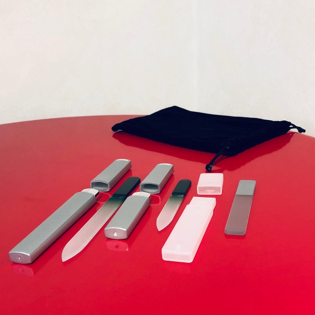 Ni Lab 爪切りから爪ヤスリに移行しようと思って買ってみた けっこう削れるけど削りすぎたり削りが足りなかったり修練が必要かも Amazonマケプレで999円 爪やすり 爪磨きともにガラス製 Clarente 爪やすり 爪磨き ガラス製 専用 ケース付