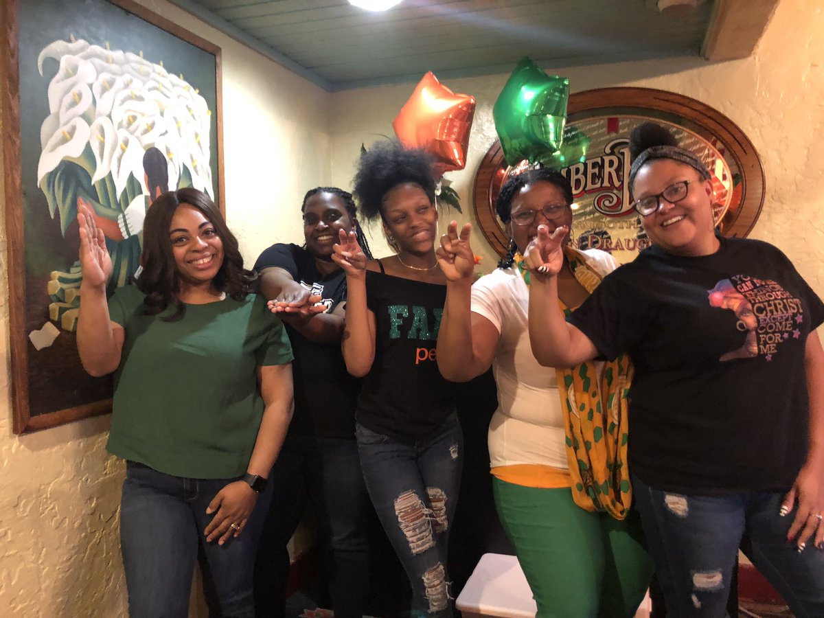MsAmbroyzee's tweet image. What do you get when you put a Seminole, a Knight, a Gator and two Rattlers together? Lots of laughter and a passion for education!! Cheers to my bonus daughter and her journey to FAMU. PERIOD. #rattler #famubound #famu #classof2023 #tally #collegefreshman #hbcu #dormlife