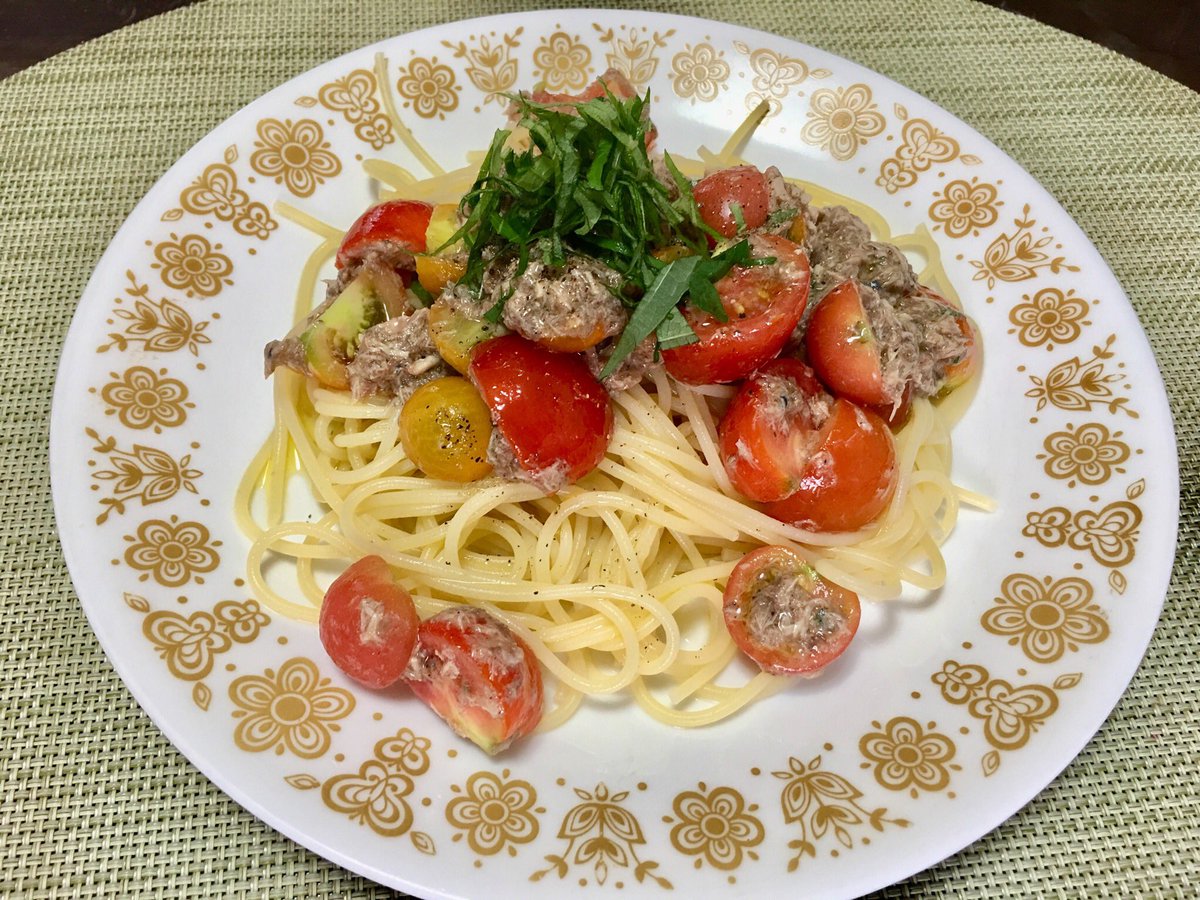 DiamondsAshes's tweet photo. 家族向けに鯖の水煮と自家製トマトの冷製パスタ作った。にんにく、コショー、オリーブオイル、シソの葉を入れて塩、ナンプラー、レモンで味を整え冷やしておきます。サッパリして美味しい。 https://t.co/d8RWjpb5Jx