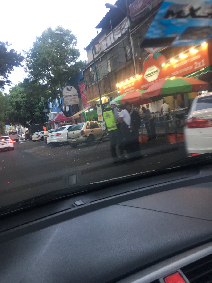 koqueshy's tweet photo. Siguen sin atender la petición. Esta foto es del día hoy y lo de siempre av. de las Torres esquina Sn Juan de Dios en alcaldía Tlalpan bloqueada. Sus mesas sobre la avenida, carras mal estacionados y nadie pone orden. @CESACT @TlalpanCoyoacan @TlalpanCivico @TlalpanAl @UCS_GCDMX https://t.co/9olZR2FKi2