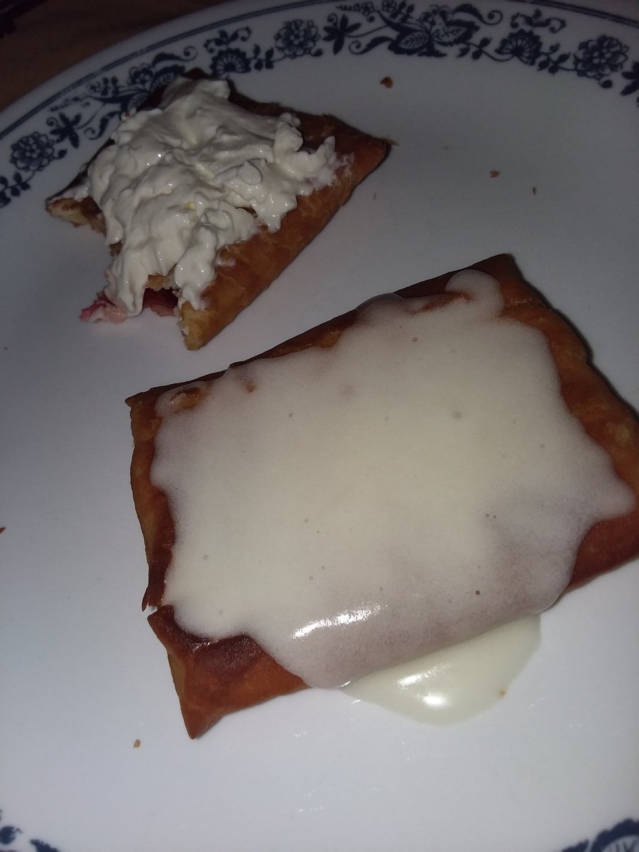 scruggscorp's tweet photo. All you gotta do is put a bunch of cream cheese on one toaster strudel, then you can put DOUBLE the frosting on the other. FUCK what your mother told you. #FatTips https://t.co/nMKIn2GB10