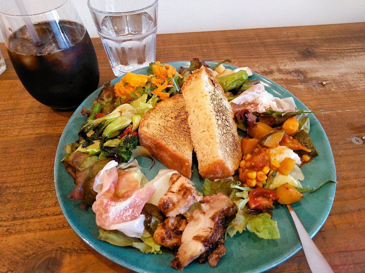 TT02MfVYSfYDpSp's tweet photo. [本日のランチ]
#HelloDeli サラダデリプレート
サラダ(人参とオレンジ)
デリ5品
小柱と木の子のソテー
グリーン野菜とドライトマトのソテー
タコとトウモロコシのカレー煮込み
ナスとミンチ肉のトマト煮込み
チキングリル
そして、切り立て生ハム
パン(ライスも可)

メチャ美味しかった！ https://t.co/pY22V86esg