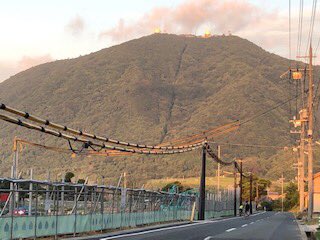 nobaseokinawa's tweet photo. 京丹後市宇川
穴文殊さん定期報告さいご

天���に恵まれて夕日がきれいでした

軍事基地がなければ
より…過疎化が急速に進む中

「わたしらが年老いておらんくなってもここに通ってよ」という言葉をむねに刻んでお参りをつづけます。

いつも読んでくださってありがとうございます https://t.co/FLOI84f8Ph