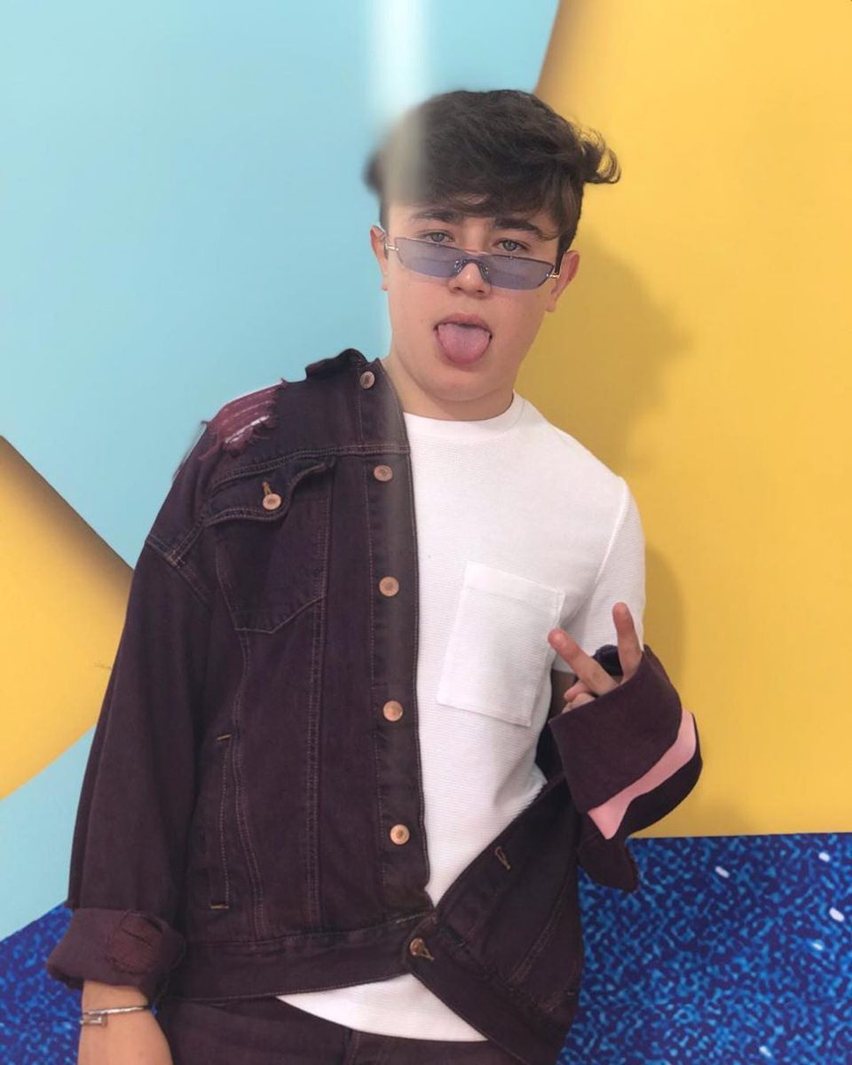 annelftsebas's tweet photo. 11:11 TE AMO @sebastianurd
Exactamente hace un año me seguiste. 🥺
Sabes que te amo y admiró demasiado, gracias. 🤧❤
Mi felicidad fue inmensa que comencé a temblar y le dio un frío interno el cual no podía controlar jaksjaka, fue hermoso.
Por cierto QUE GUAPOO, AME TU OUTFIT😉 https://t.co/QWIzhe1UEW