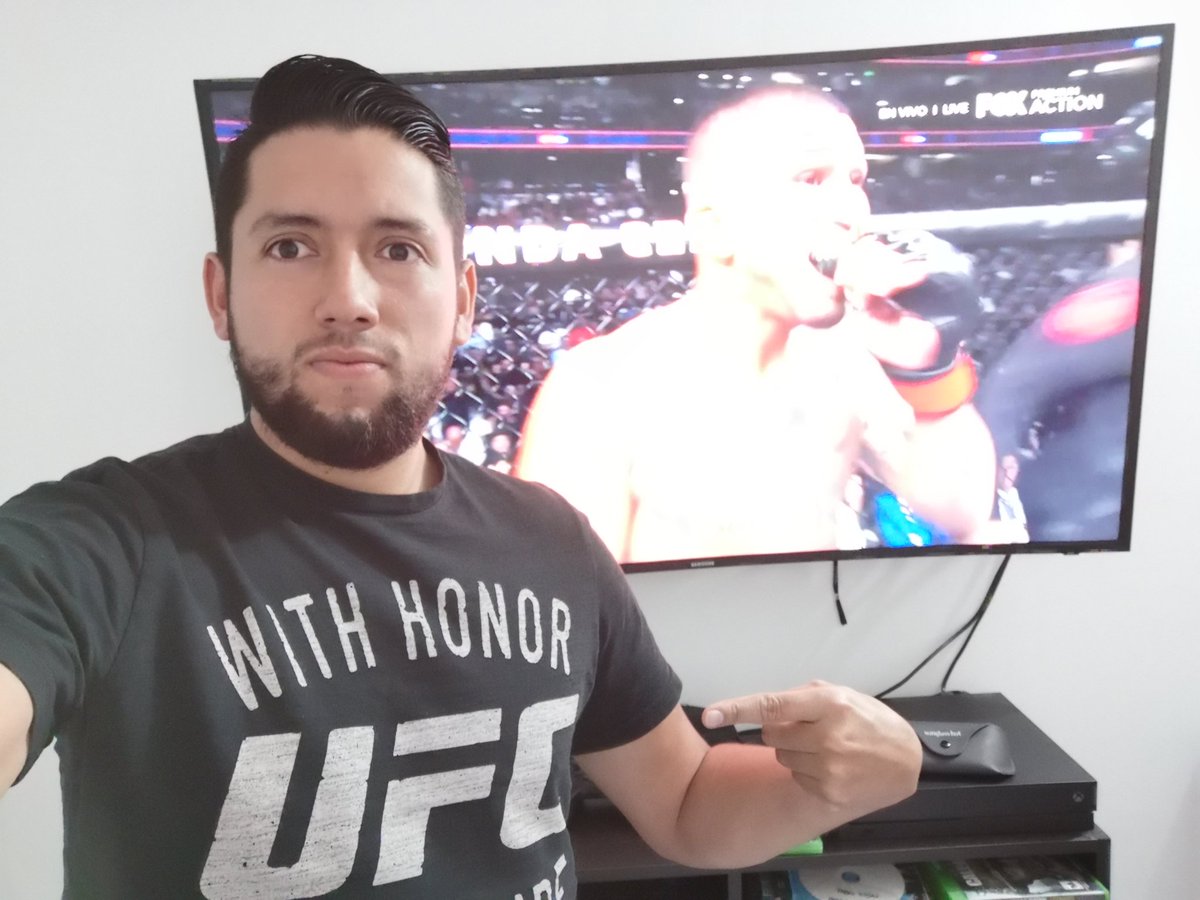 PabloAndres_91's tweet photo. #UFCxFOX @EmilianoCandido @wqueijeiro Que gran noche de combates. Esperando el gran knock out de @dc_mma en la estelar.
Saludos desde Bogotá Colombia. @ufc @UFCEspanol @UFCONFOX 💪🏽✊🏽👊🏽🤛🏽 https://t.co/WRj5hgZe9h