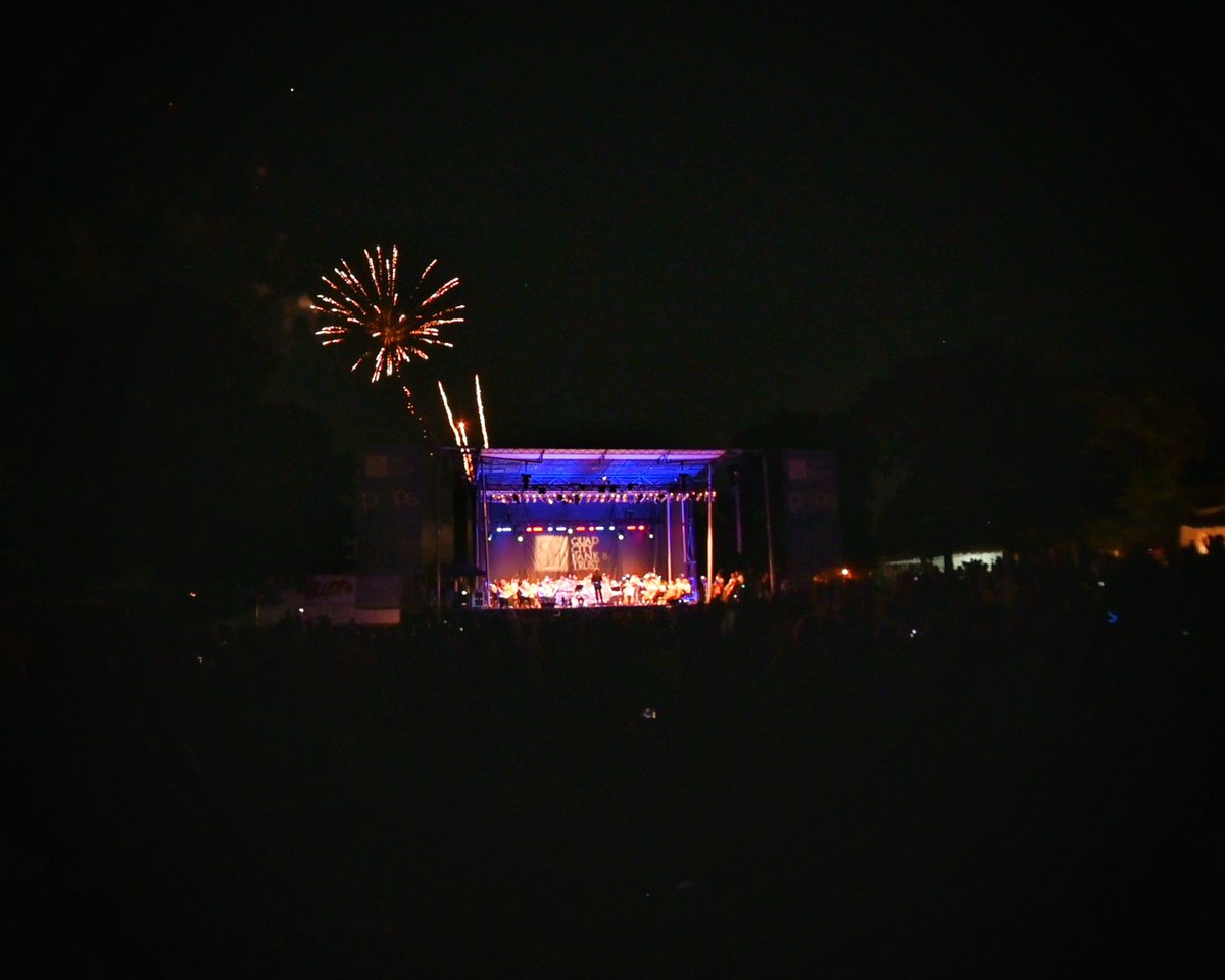 QCSymphony's tweet photo. Another wonderful Quad City Bank & Trust Riverfront Pops in the books! Thanks for joining us tonight! #DidWeRockYou? #QCSO #QCBT #TonyVincent #Queen #TagTheQC #MakeItHereQC https://t.co/1Pfj4ogsNY