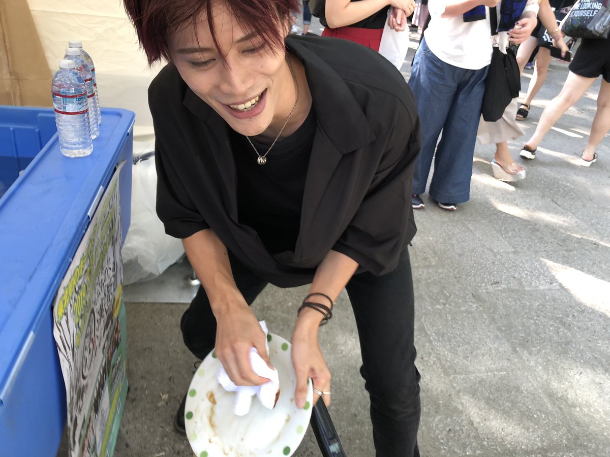 melogappa's tweet photo. 実は今日メロガッパ初ライブでしたーー！！
東北初のボーイズフェス「みちのく漢祭」の転換中のつなぎとして奇跡的に呼ばれました！！ありがとうございます！！！

間奏中やることがなくてヒマなので、間奏の間にステージを降りてお皿を洗って戻りました。

空いた時間は有効活用したいですよね。 https://t.co/egQOm4BpBd