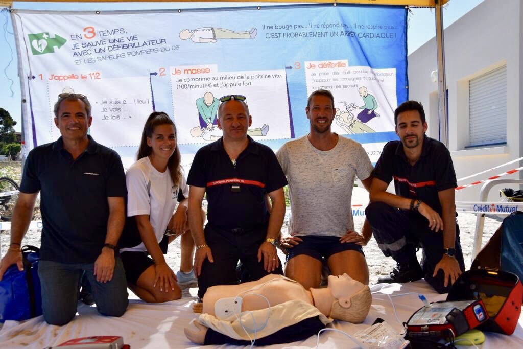 DefibrillaTHOR's tweet photo. Retour sur une superbe journĂ©e dâaction #VigilanceNoyade Ă la plage de la Salis Ă @antibes_jlp avec la participation de @alainbernard et des #pompiers du #sdis_06 pour initier les vacanciers au #GesteQuiSauvent alerter 112 mĂąsser #defibriller
#udsp06 #StayingAlive
@AjilaFondation https://t.co/jp4UER454S