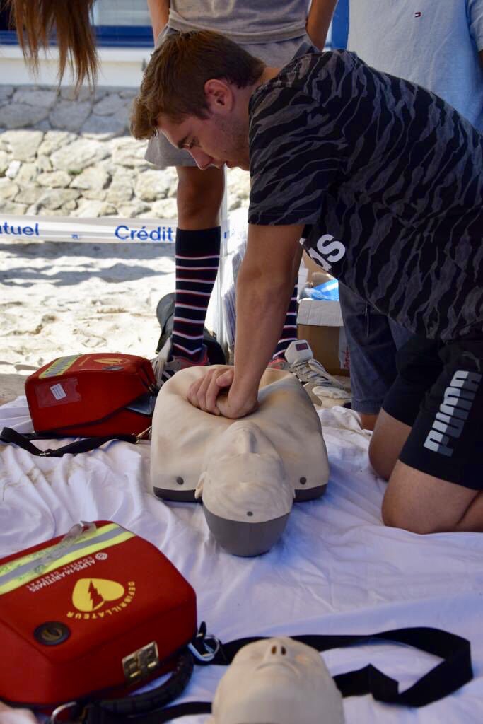 DefibrillaTHOR's tweet photo. Retour sur une superbe journĂ©e dâaction #VigilanceNoyade Ă la plage de la Salis Ă @antibes_jlp avec la participation de @alainbernard et des #pompiers du #sdis_06 pour initier les vacanciers au #GesteQuiSauvent alerter 112 mĂąsser #defibriller
#udsp06 #StayingAlive
@AjilaFondation https://t.co/jp4UER454S