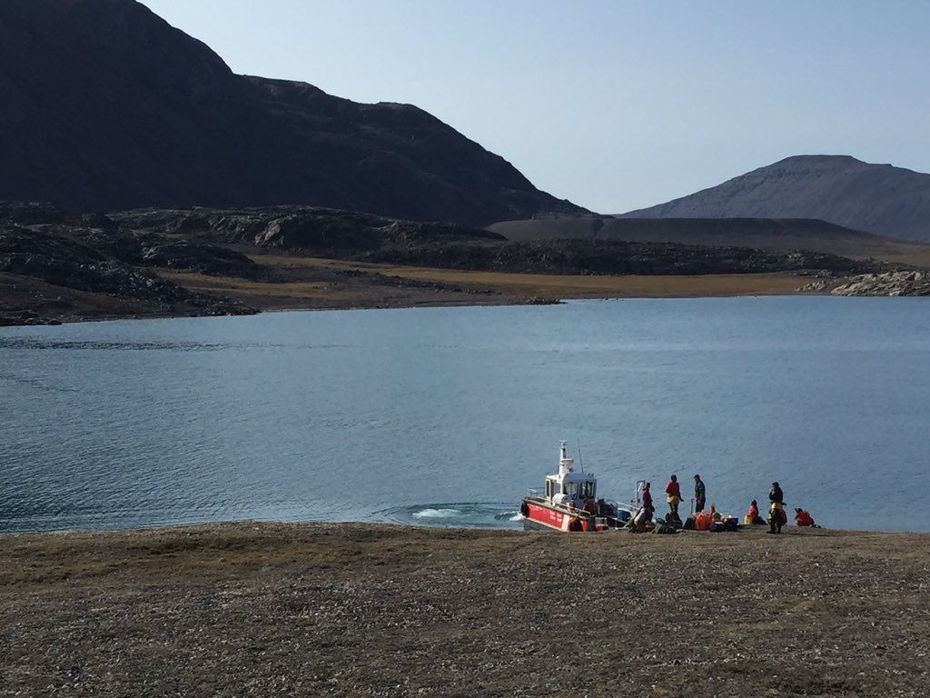 microbeMAC's tweet photo. Successful morning of #beachsampling and #bargesamping    Now we break for lunch! @microbes4you @srijakbhatnagar @GENICE_CANADA #Amundsen #CanadianNorth https://t.co/PRLD35UB2K