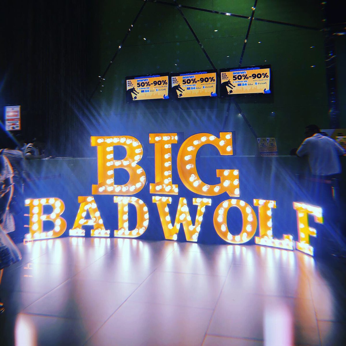 MsLing2's tweet photo. Visited #Bigbadwolfbooks yesterday and got loads of books for only THB 1xxx! I’m content 📚❤️
📍Impact Forum, Hall 4 
#bigbadwolfbooksthailand #bigbadwolfthailand2019 https://t.co/PkLvd8LxrJ