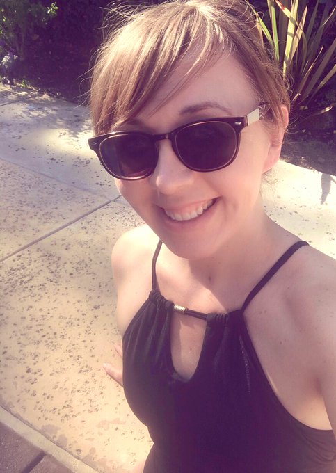 Spent the day lounging by the pool 🥰🏖 https://t.co/O3uiVbMtql