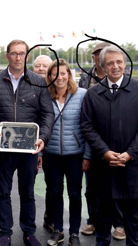 YannA2TURF's tweet photo. 🆘Voilà comment @letrot met en valeur "ses" propriétaires😱
#CoucouPascal (en campagne pour la présidence) bien devant, Noël Lolic, heureux propriétaire, derrière!!!🙈 https://t.co/fxV8hYFg3y