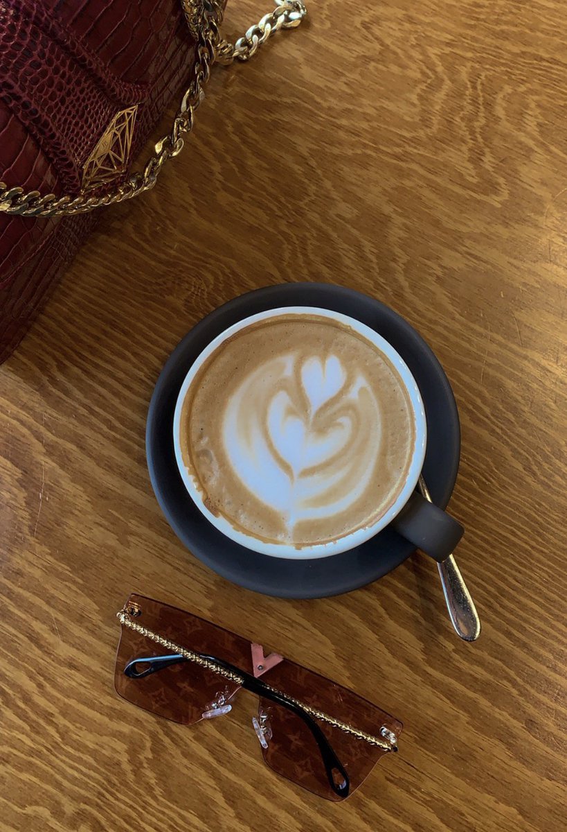 Nwallotb's tweet image. ”الصَباحات رقيقة وتحظى بالطمأنينة 
وراحة الشعور وخفّته 🌿❤️.”

 #صباح_الخير