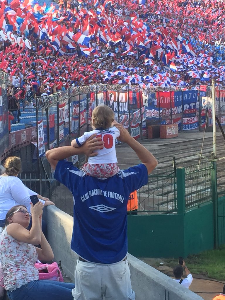 JBolso21's tweet photo. #FelizDiadelNiño tricolores !!!  🔵⚪🔴 👶 https://t.co/wPJ3sSppUK