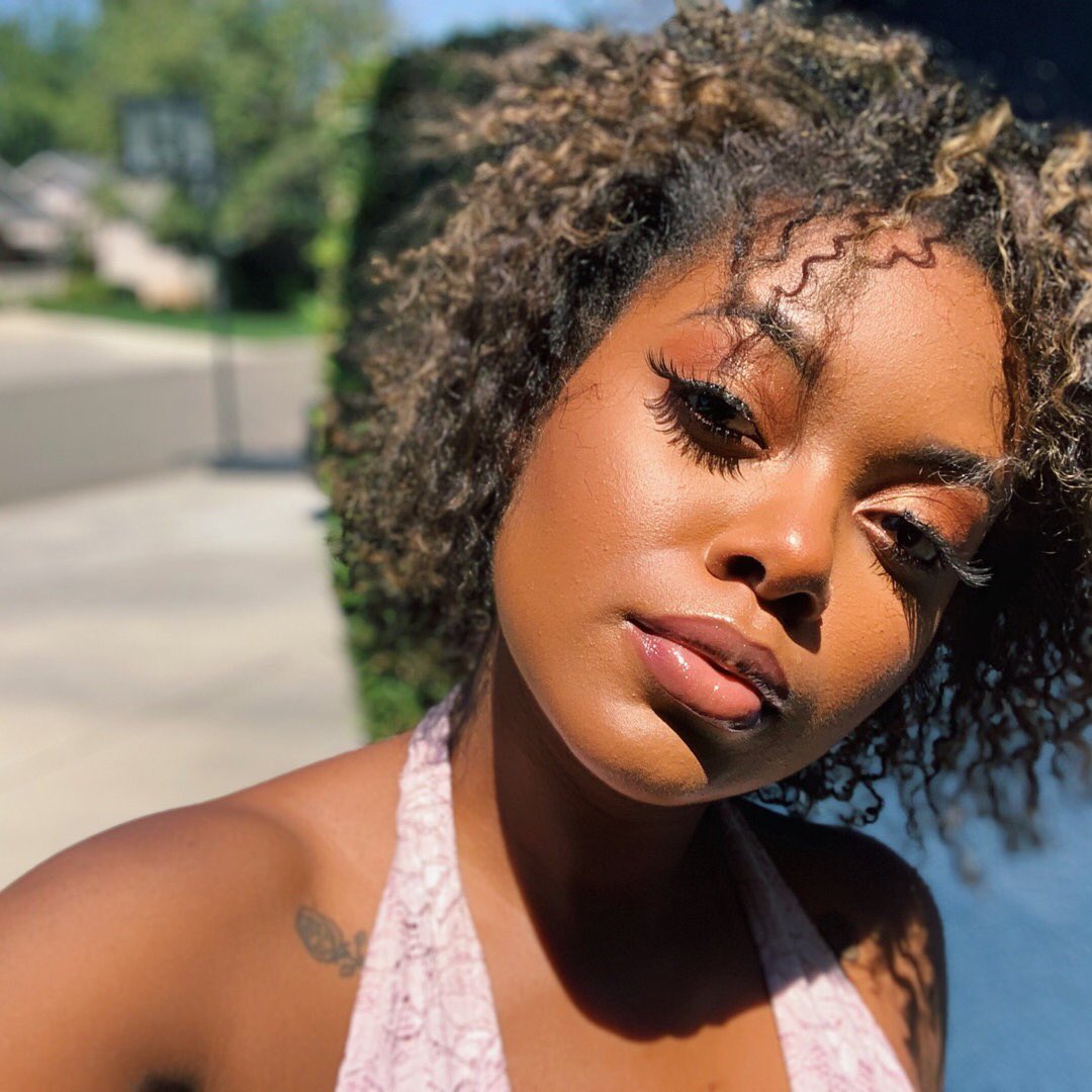Influenster's tweet photo. Weโre all mad about matte โ especially in this summer heat! Check out our members showing off their Studio Skin Full Coverage 24-Hour Foundation from Smashbox Cosmetics. Check out how our other members are rocking their #StudioSkin! https://t.co/o5QRN92g2z https://t.co/eOZh1TVYiy