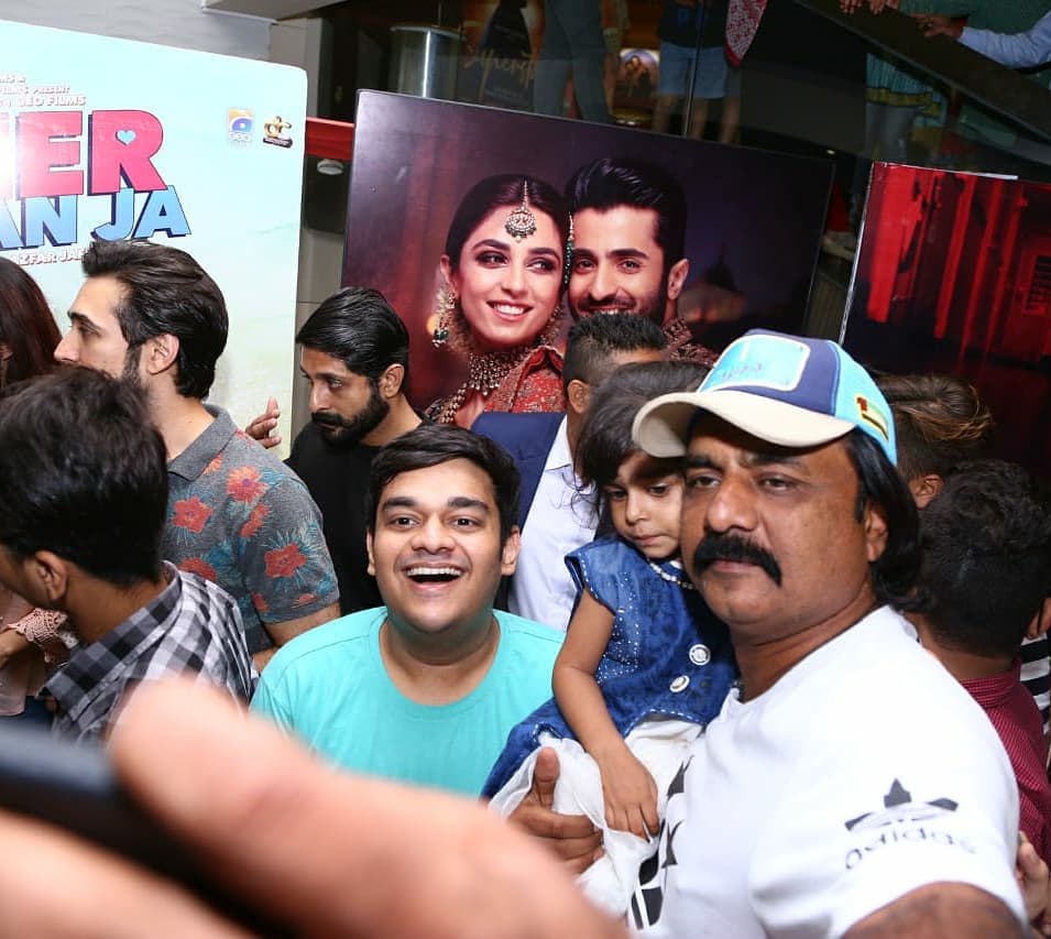 LFI_Lollywood's tweet photo. #HeerMaanJa leads - #Heer @FarooqHareem, Kabeer @alirehmankhan &amp; Wajdaan @mFaizansk #shumayl @mojizhasan make a surprise visit to #AtriumCinema  in Karachi ... and getting tremendous love from public! #HeerMaanJa growing stronger every day 💪 https://t.co/nWXKvqT35R