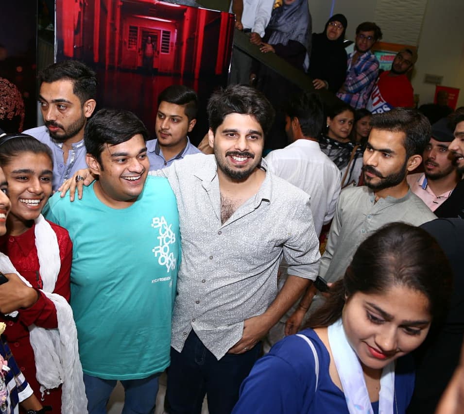 LFI_Lollywood's tweet photo. #HeerMaanJa leads - #Heer @FarooqHareem, Kabeer @alirehmankhan &amp; Wajdaan @mFaizansk #shumayl @mojizhasan make a surprise visit to #AtriumCinema  in Karachi ... and getting tremendous love from public! #HeerMaanJa growing stronger every day 💪 https://t.co/nWXKvqT35R