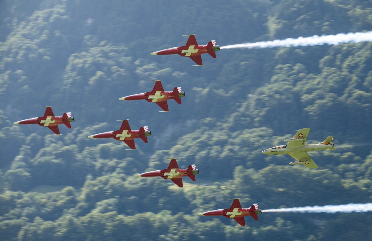 CountryTec's tweet photo. Geniales Fest im Glarnerland.
#Zigermeet2019 #PatrouilleSuisse #TigerHunter https://t.co/8gzxueRGVv
