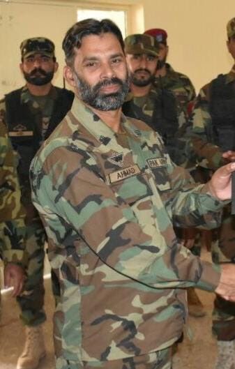 کمانڈو نائب صوبیدار احمد خان نکیال سیکٹر پر شہید ہوگئے
احمد خان پوری رات لڑتا رہا اور رات تین بجے شہادت کے اعلی رتبے پر فائز ہوگئے۔
اللہ تعالیٰ شہید کو جنت الفردوس میں اعلیٰ مقام عطا فرمائے آمین 😢