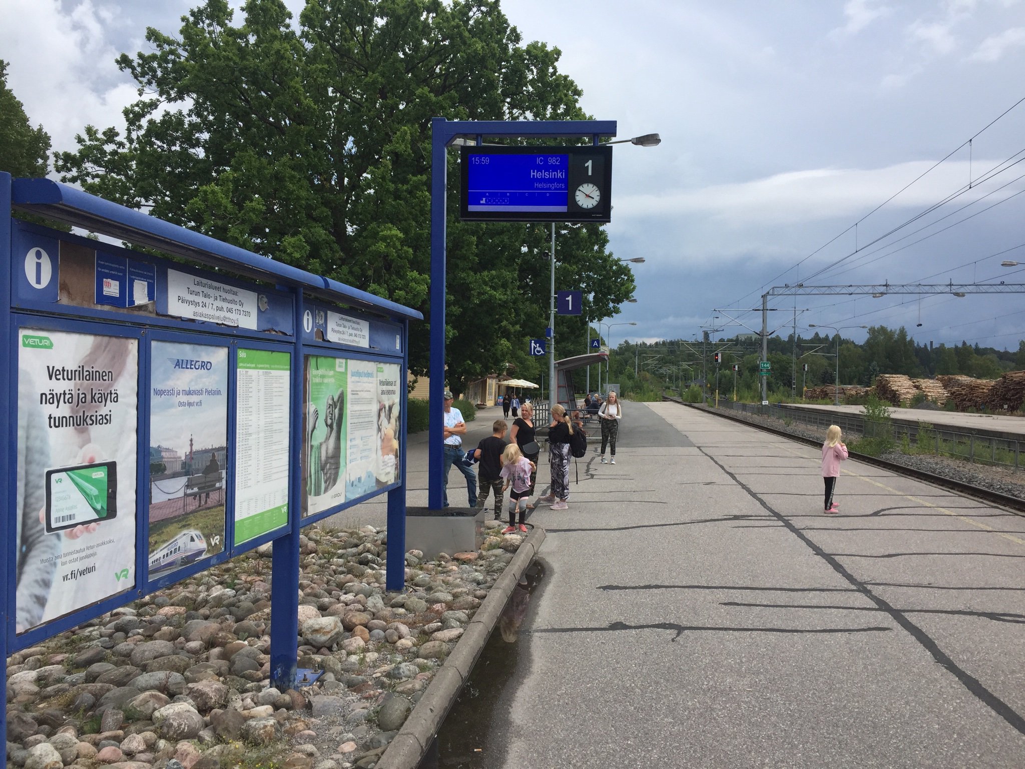 北欧旅行フィンツアー フィンランド 夏旅 マチルデダールを後にしてバス Vr国鉄を乗り継いでヘルシンキに戻ってきました がまだまだ田舎旅は続く ヘルシンキ駅で地下鉄に乗り継いでヴォサーリへ 乗り物に自転車を普通に持込めるのがいい