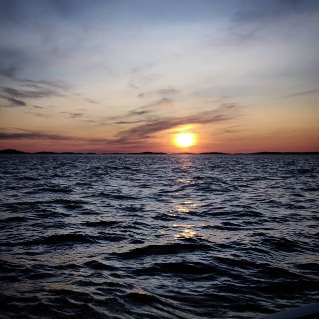 Ilasiaq's tweet photo. Arctic sunset at midnight https://t.co/srEQjxO2Ko https://t.co/5kwapiOrnv
