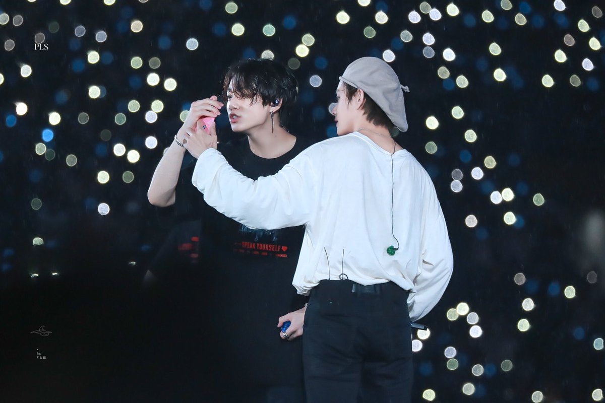 Purplegardenvk's tweet photo. [#Taekook #vkook #태국] 

Hoá ra, không có lời hứa thiên trường địa cửu nào thắng được thời gian😊💜

—🐯💜🐰—
Taekook từng hứa rằng sẽ cùng nhau đi đảo jeju vào năm 2017 nhưng vì “bận” 1số chuyện nên đã không thể thực hiện.Đã 2 năm trôi qua rồi😊💜
@BTS_twt https://t.co/WC11hRG4bv