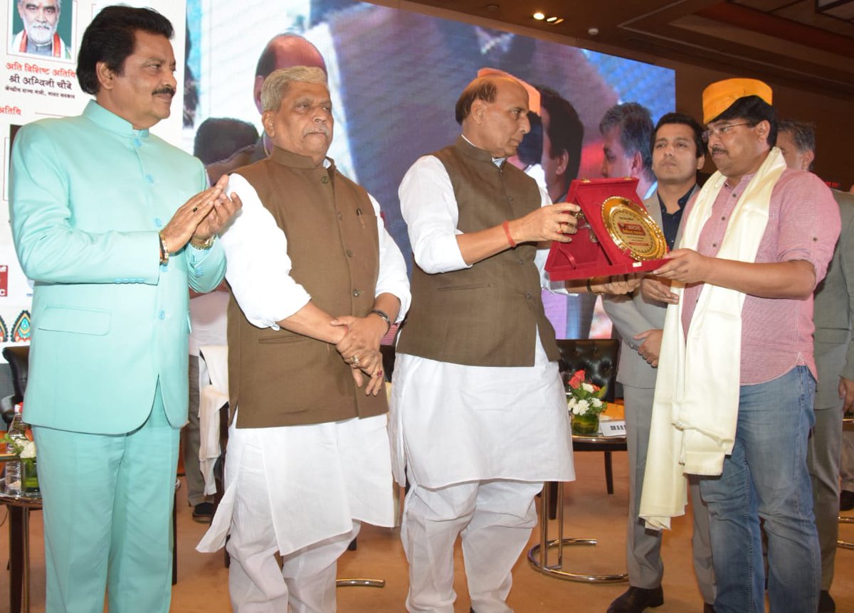 visionindiaspl's tweet photo. Our CEO Mr. Vivek Kumar getting prestigious Atal Maithili Award from GoI by H’ble Union Minister Shri Raj Nath Singh,  Shri Prabhat Jha, MP &amp; National VP BJP &amp; Shri Udit Narayan. A proud moment for Vision India and everyone associated with our mission of making Bharat Employable https://t.co/ULYDg4g5jz